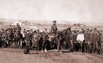 Император Александр II с гвардейцами у Плевны 1877 г.